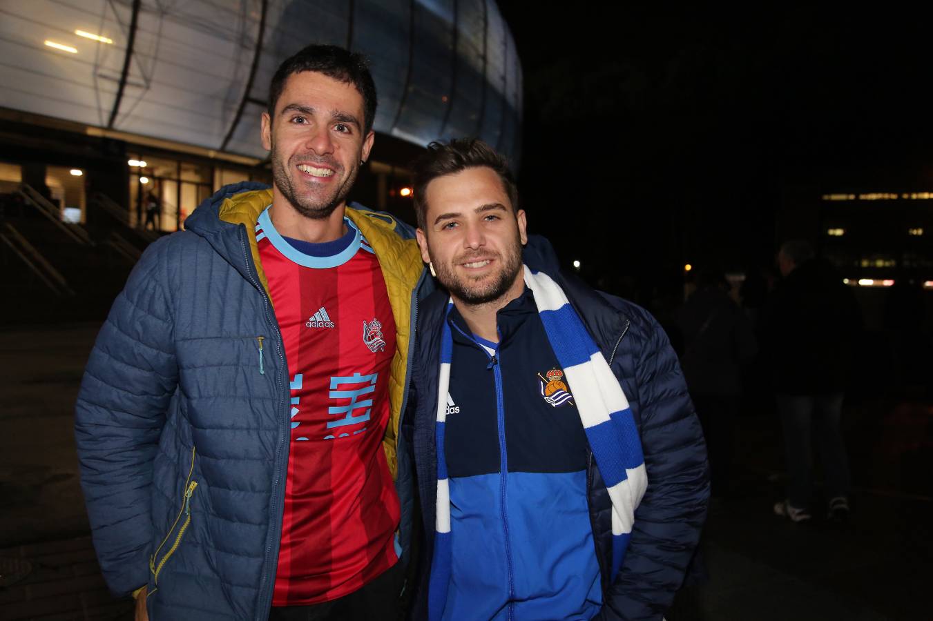 Miles de aficionados han acudido a Anoeta para presenciar el partido a pesar de la lluvia.