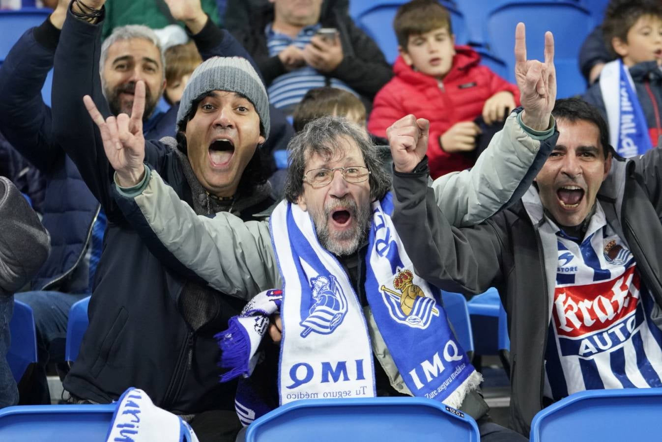 Miles de aficionados han acudido a Anoeta para presenciar el partido a pesar de la lluvia.