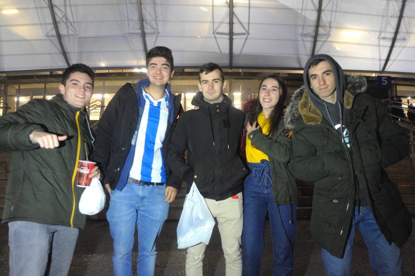 Miles de aficionados han acudido a Anoeta para presenciar el partido a pesar de la lluvia.