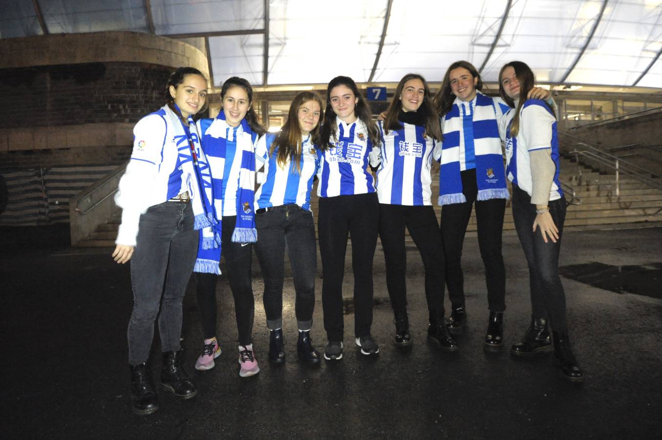 Miles de aficionados han acudido a Anoeta para presenciar el partido a pesar de la lluvia.