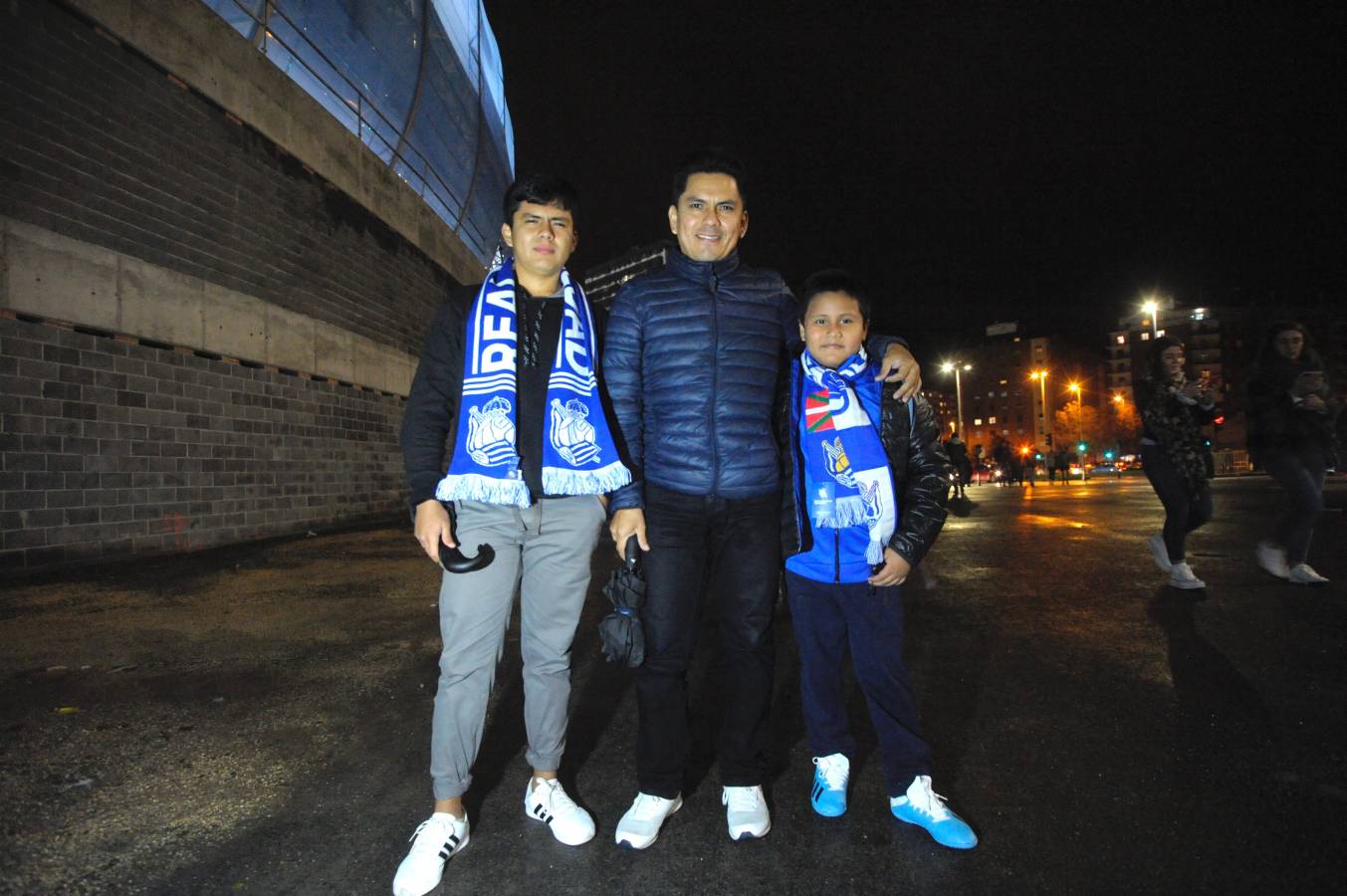 Miles de aficionados han acudido a Anoeta para presenciar el partido a pesar de la lluvia.