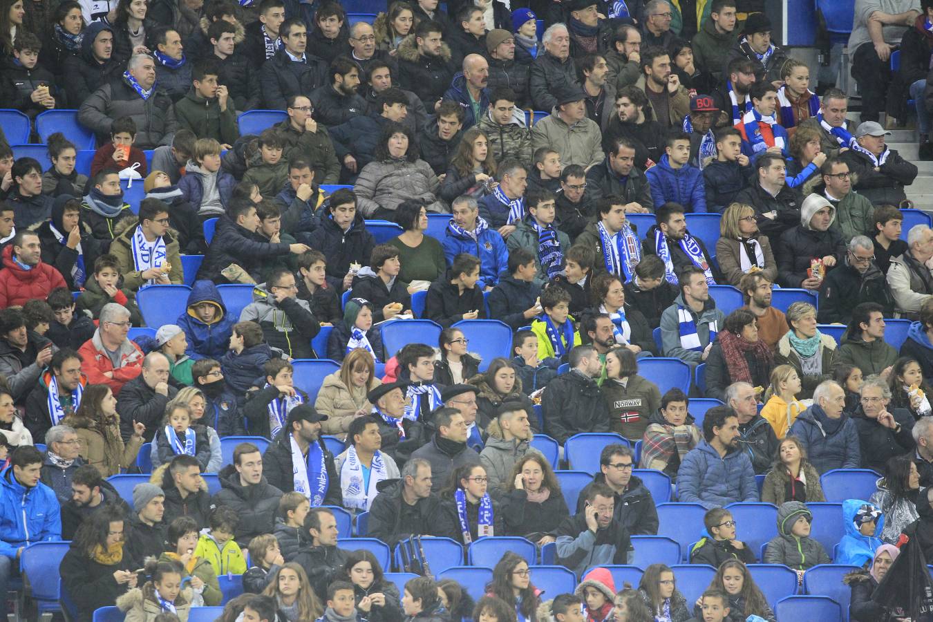 Miles de aficionados han acudido a Anoeta para presenciar el partido a pesar de la lluvia.