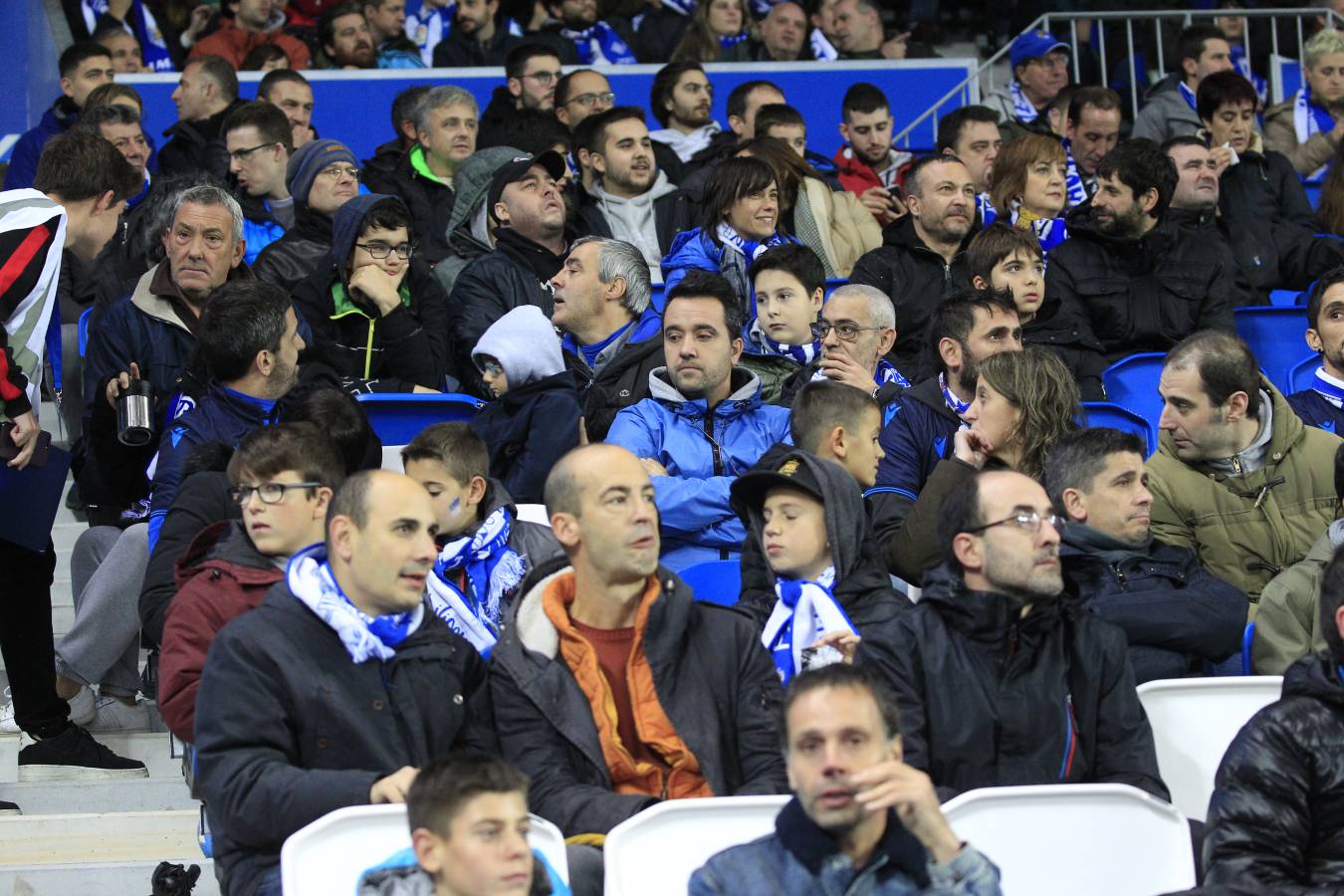Miles de aficionados han acudido a Anoeta para presenciar el partido a pesar de la lluvia.