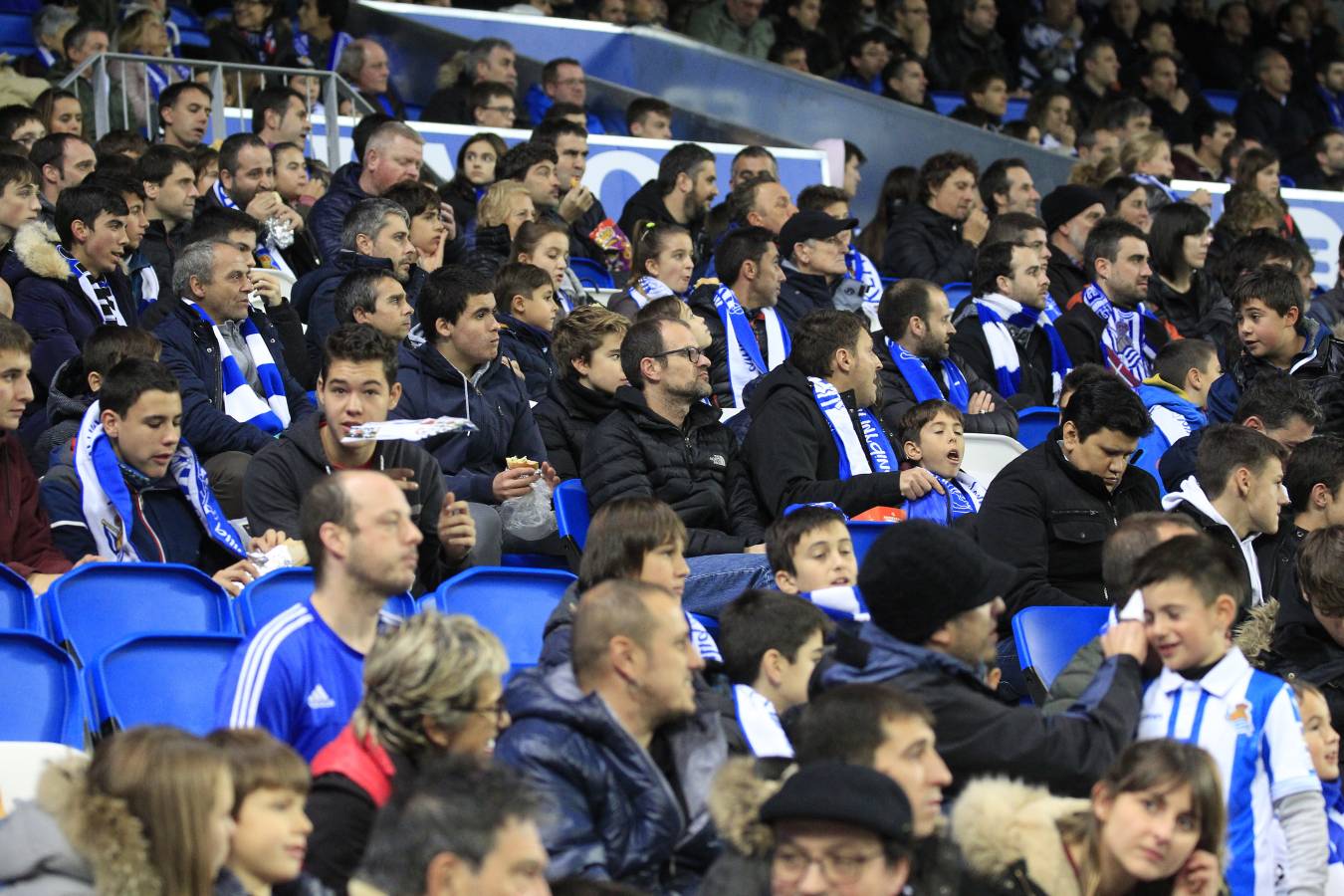 Miles de aficionados han acudido a Anoeta para presenciar el partido a pesar de la lluvia.