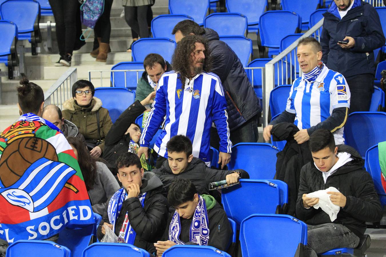 Miles de aficionados han acudido a Anoeta para presenciar el partido a pesar de la lluvia.