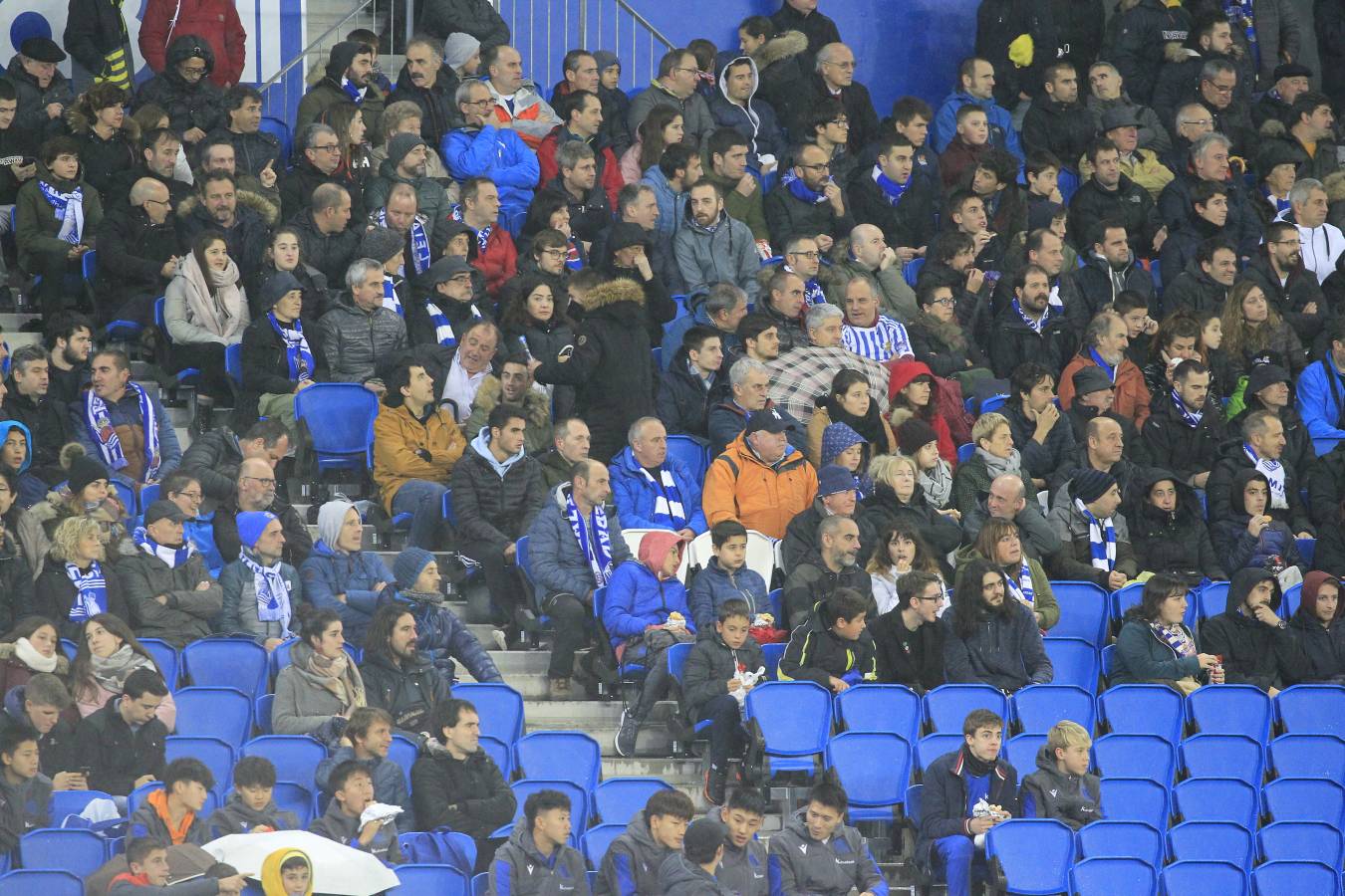 Miles de aficionados han acudido a Anoeta para presenciar el partido a pesar de la lluvia.