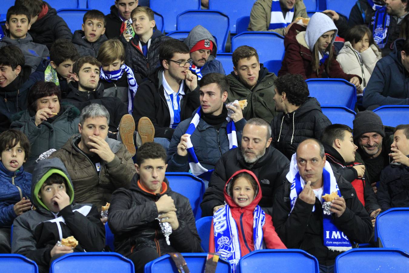 Miles de aficionados han acudido a Anoeta para presenciar el partido a pesar de la lluvia.