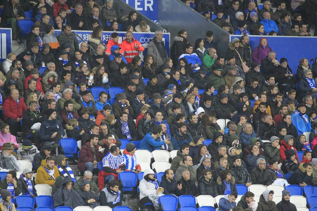 Miles de aficionados han acudido a Anoeta para presenciar el partido a pesar de la lluvia.
