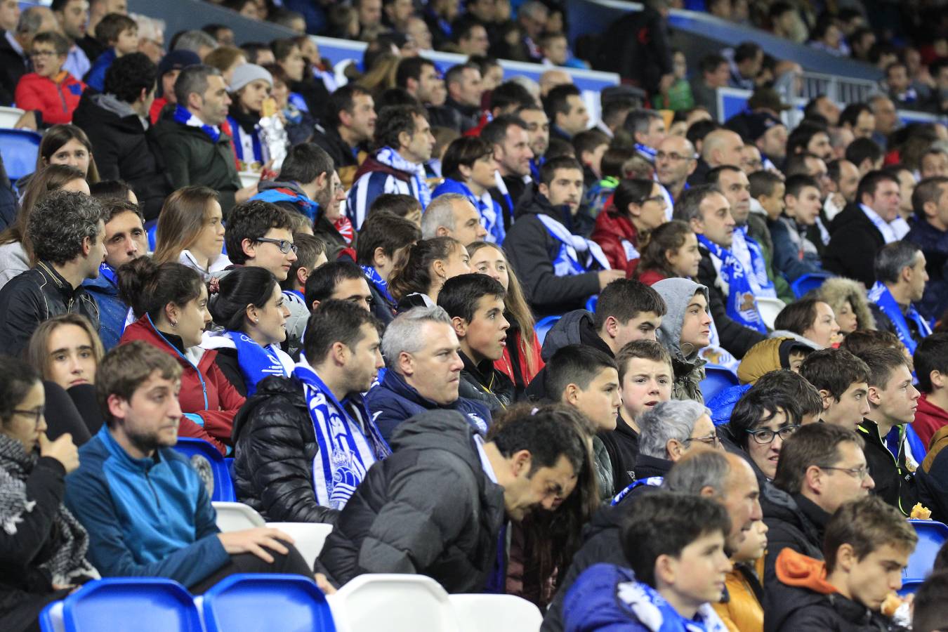 Miles de aficionados han acudido a Anoeta para presenciar el partido a pesar de la lluvia.