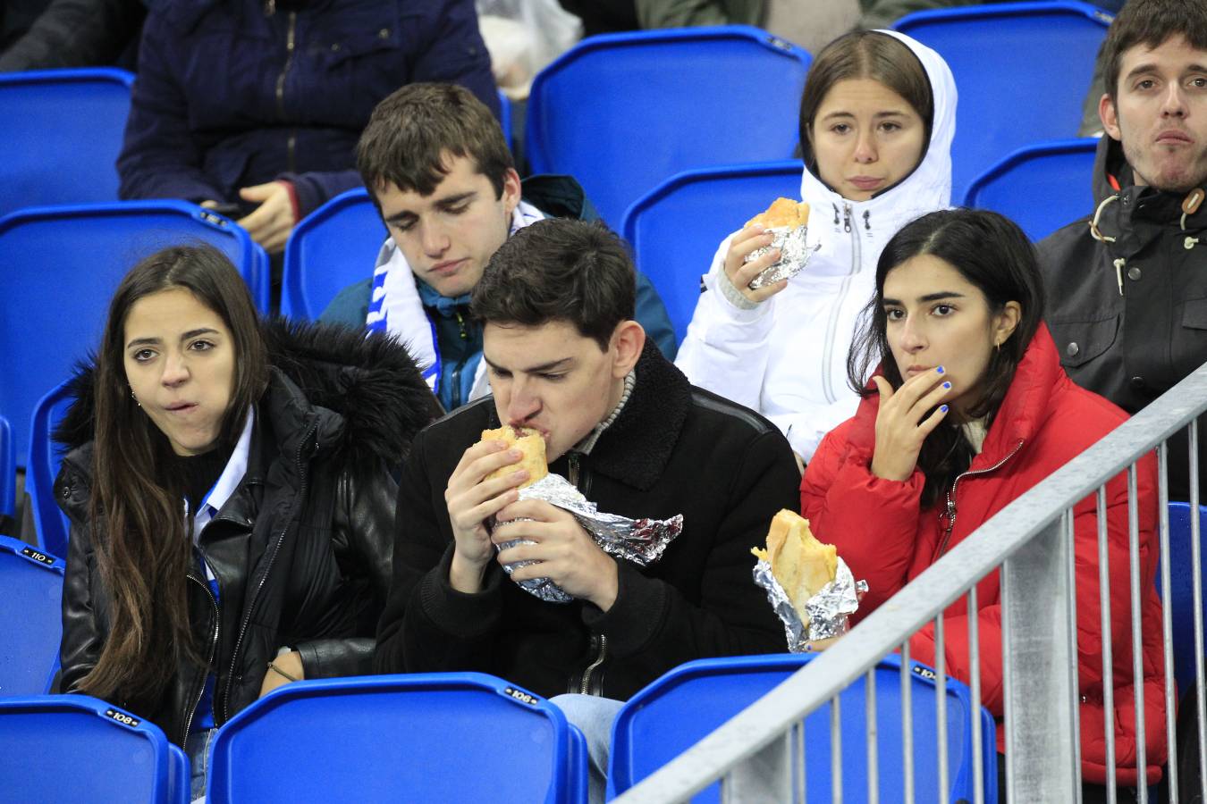 Miles de aficionados han acudido a Anoeta para presenciar el partido a pesar de la lluvia.
