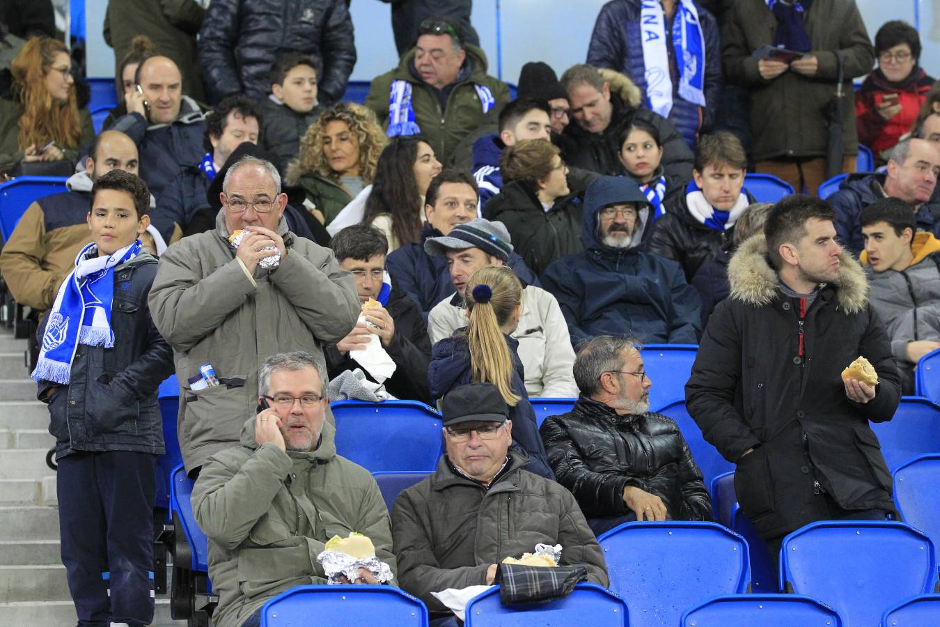 Miles de aficionados han acudido a Anoeta para presenciar el partido a pesar de la lluvia.