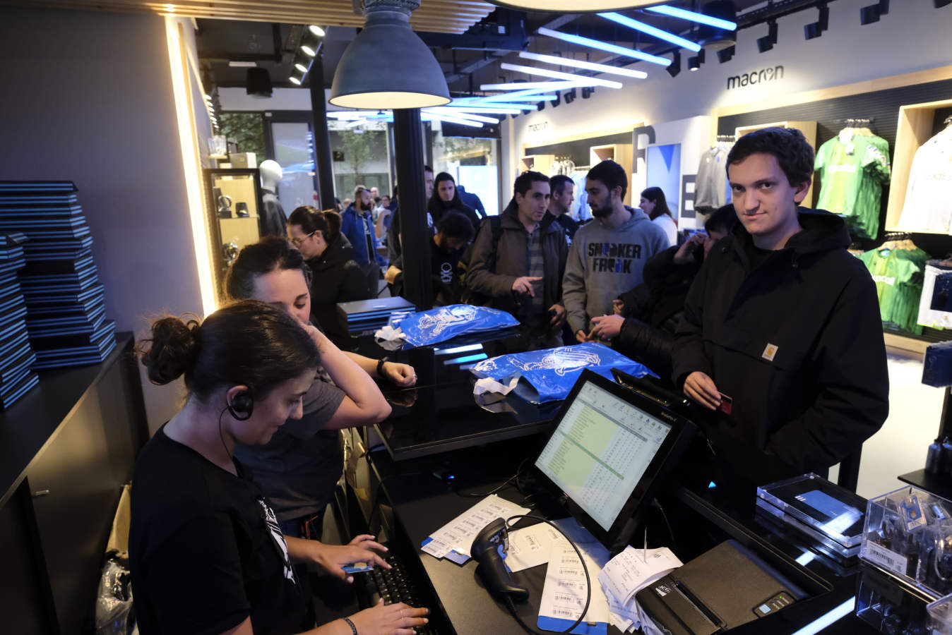 Cientos de aficionados realistas han esperado durante varias horas bajo la lluvia en las tiendas de la Real Sociedad para comprar una elástica