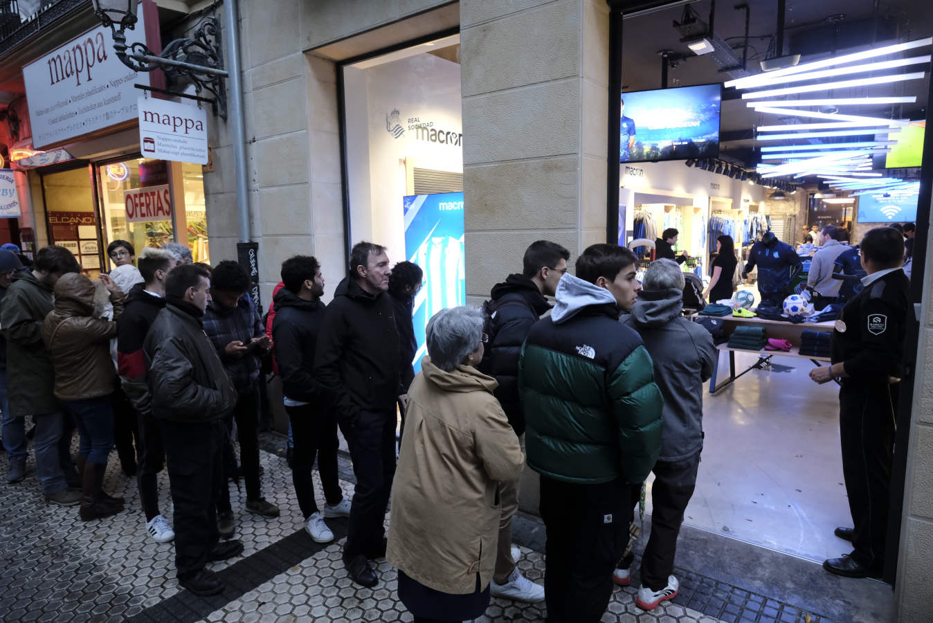 Cientos de aficionados realistas han esperado durante varias horas bajo la lluvia en las tiendas de la Real Sociedad para comprar una elástica