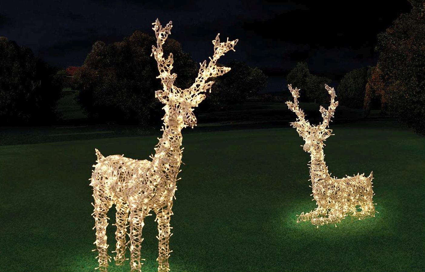 Entre las novedades, destacan un planetario con sonido que se instalará en Alderdi Eder o la 'Paloma de la paz' de Nestor Basterretxea y 'El peine del viento' de Chillida que iluminarán la calle Urbieta. Además, la gran bola de Navidad se traslada de la plaza Cervantes a la calle Easo