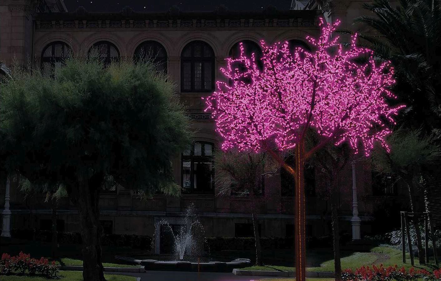 Entre las novedades, destacan un planetario con sonido que se instalará en Alderdi Eder o la 'Paloma de la paz' de Nestor Basterretxea y 'El peine del viento' de Chillida que iluminarán la calle Urbieta. Además, la gran bola de Navidad se traslada de la plaza Cervantes a la calle Easo