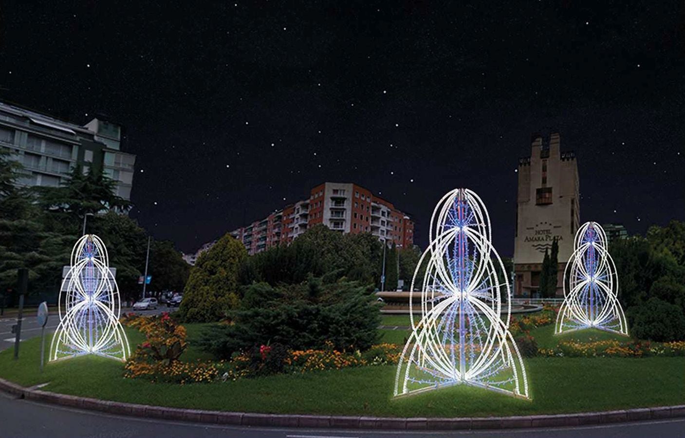 Entre las novedades, destacan un planetario con sonido que se instalará en Alderdi Eder o la 'Paloma de la paz' de Nestor Basterretxea y 'El peine del viento' de Chillida que iluminarán la calle Urbieta. Además, la gran bola de Navidad se traslada de la plaza Cervantes a la calle Easo