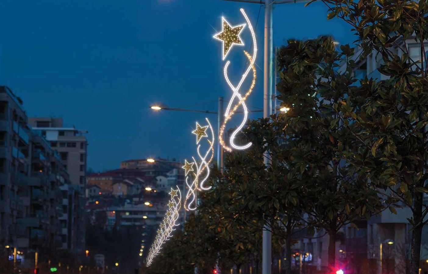 Entre las novedades, destacan un planetario con sonido que se instalará en Alderdi Eder o la 'Paloma de la paz' de Nestor Basterretxea y 'El peine del viento' de Chillida que iluminarán la calle Urbieta. Además, la gran bola de Navidad se traslada de la plaza Cervantes a la calle Easo