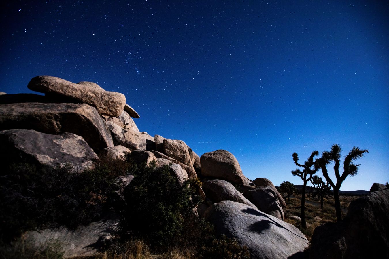 La luna ilumina la capa de roca formada en este parque que se trata de un lugar ídilico por las noches para sacar fotografías en Twentynine Palms (California). 