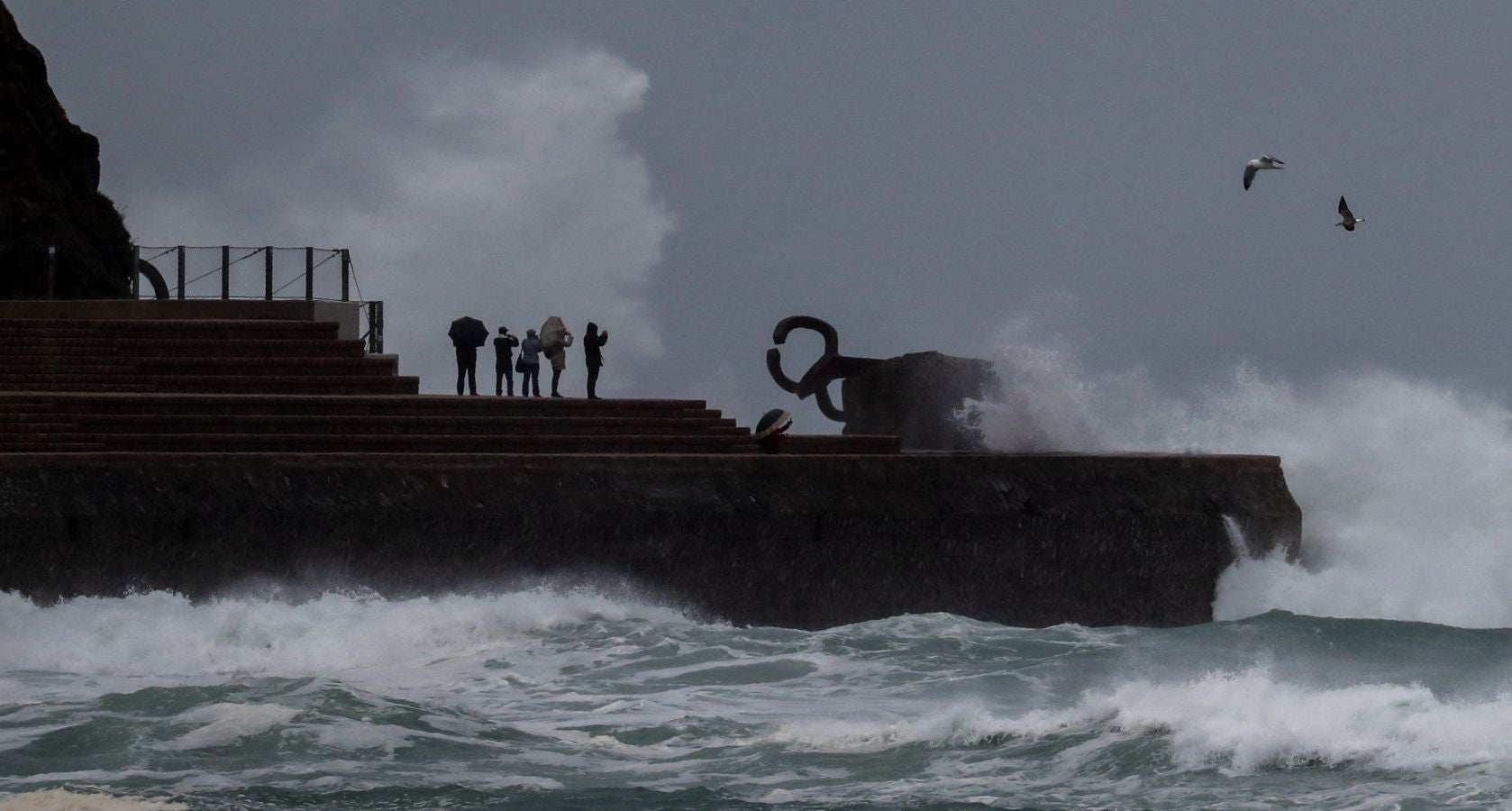 San Sebastián y otras localidades costeras permanecen en alerta naranja por fuerte oleaje con olas que pueden superar los cinco metros