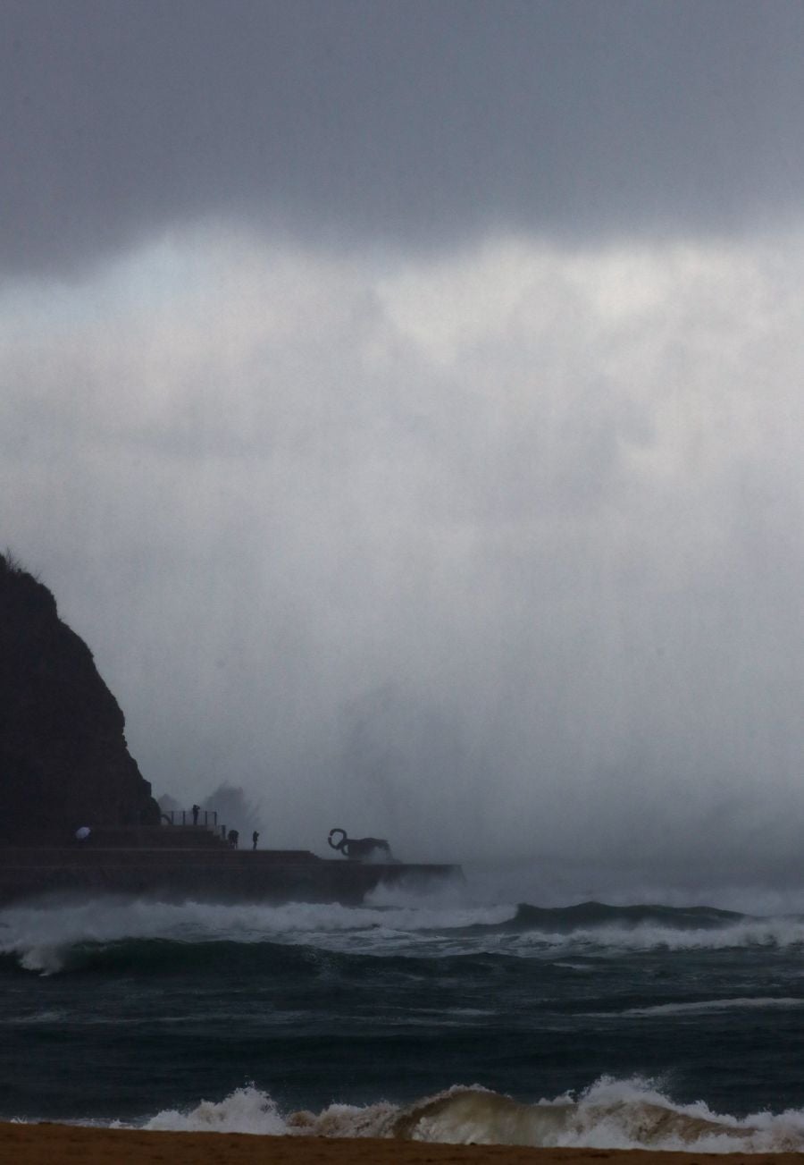 San Sebastián y otras localidades costeras permanecen en alerta naranja por fuerte oleaje con olas que pueden superar los cinco metros