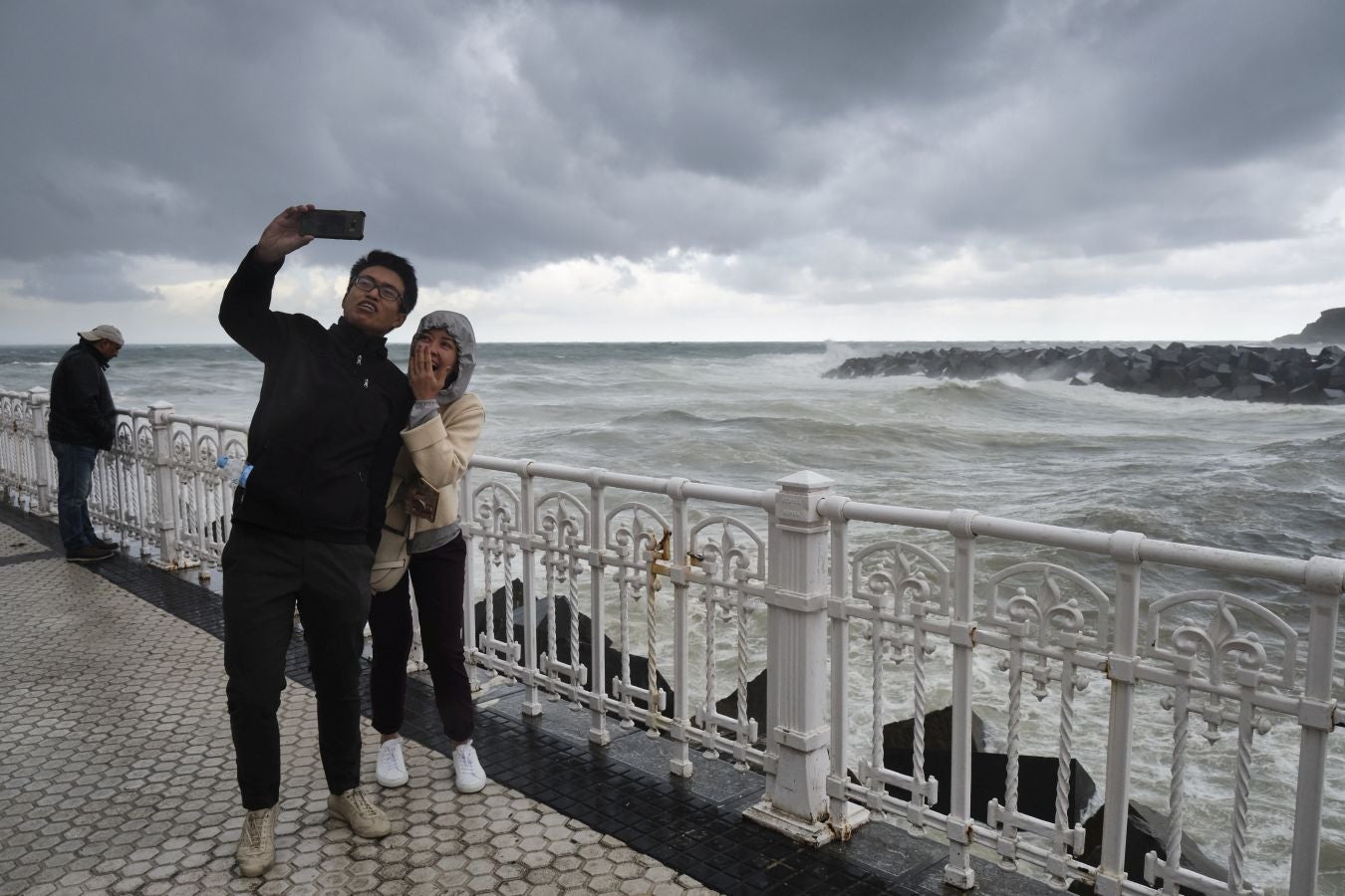 San Sebastián y otras localidades costeras permanecen en alerta naranja por fuerte oleaje con olas que pueden superar los cinco metros