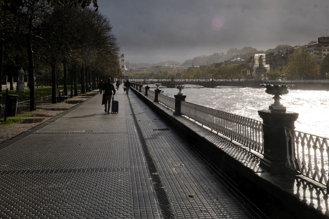San Sebastián y otras localidades costeras permanecen en alerta naranja por fuerte oleaje con olas que pueden superar los cinco metros