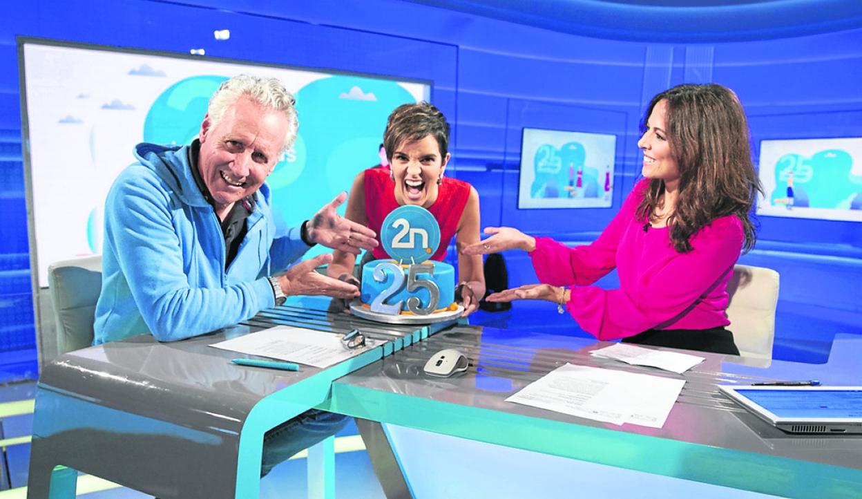 Lorenzo Milá, su primer presentador, ayer junto a Mara Torres y Paula Sáinz-Pardo. 