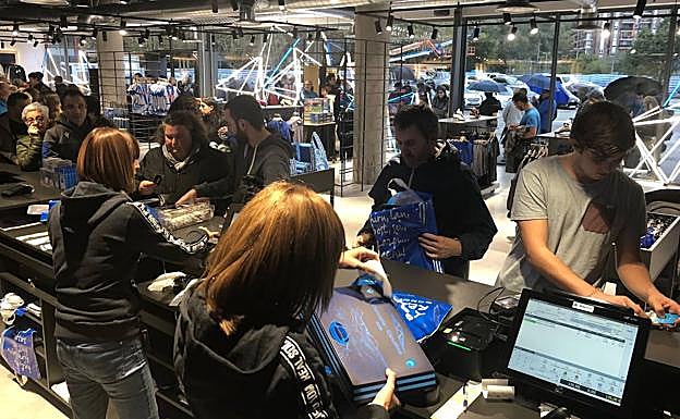 Todas las dependientas trabajando sin descanso ante la avalancha de clientes