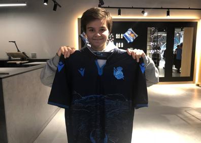 Imagen secundaria 1 - Aficionados posan con las nuevas camisetas