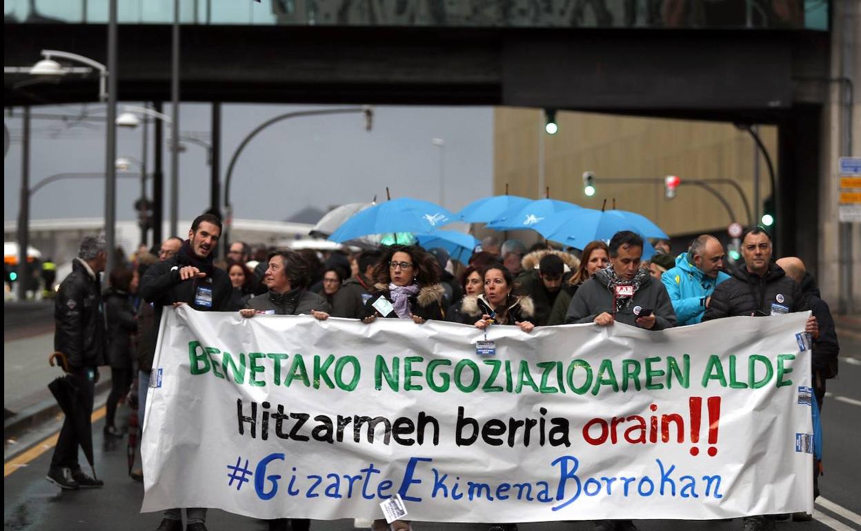 Una marcha de profesores recorre las calles de Bilbao. 