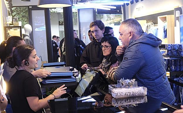 Cientos de aficionados abarrotaron las dos tiendas de la Real Sociedad en Donostia