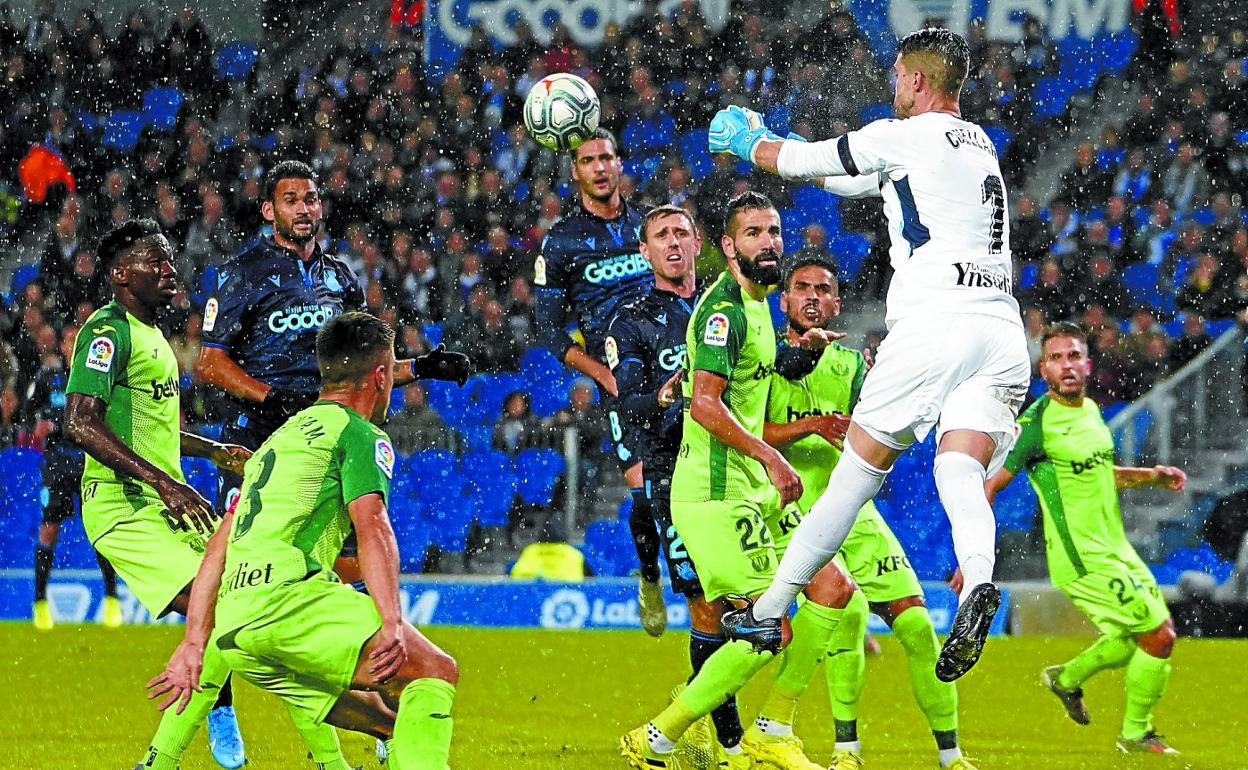 Cuéllar sale de puños para desbaratar un ataque realista, ante la mirada de Willian José, Merino y Monreal. 