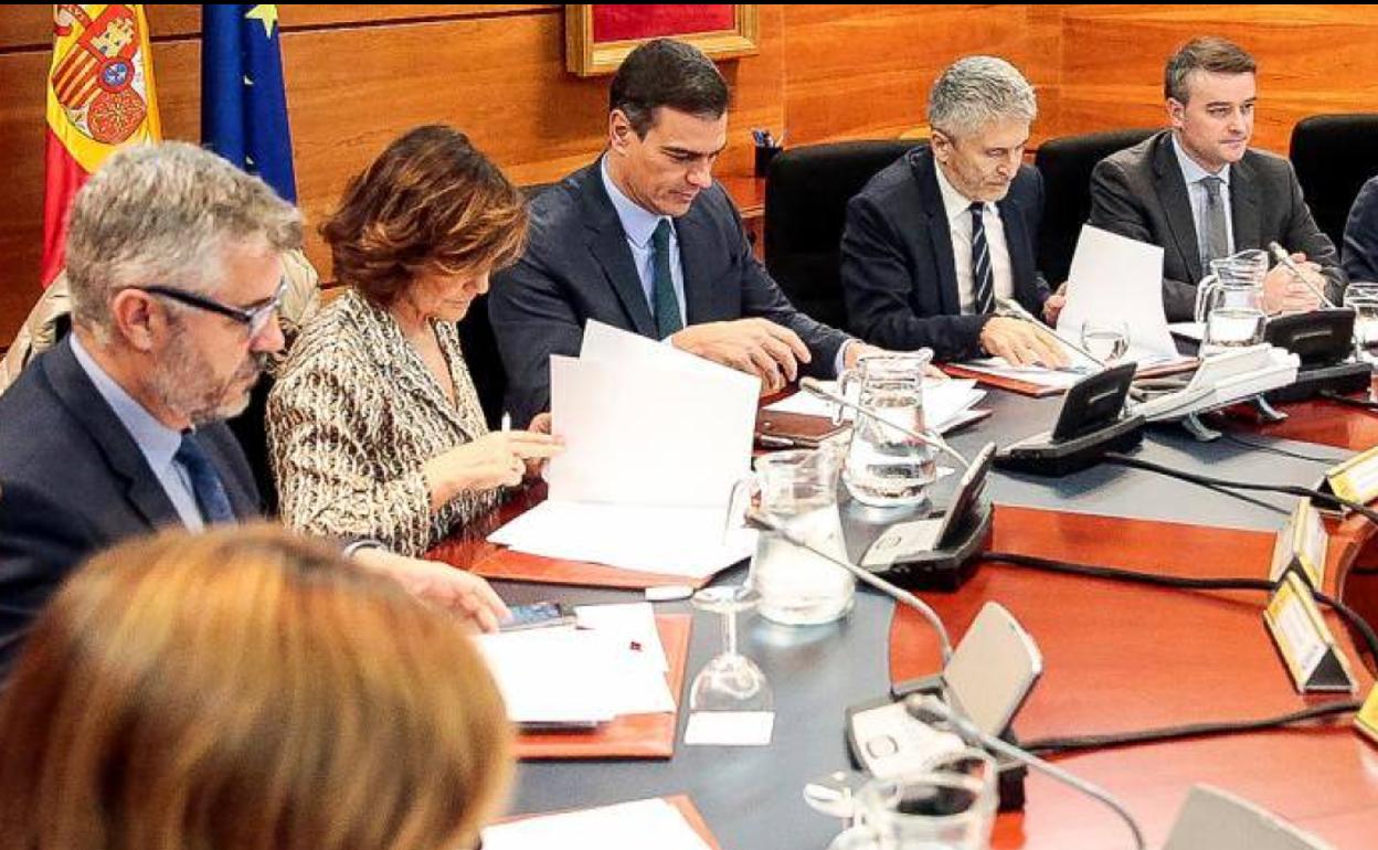 El candidato del PSOE, Pedro Sánchez, en una reunión en el búnker de La Moncloa.