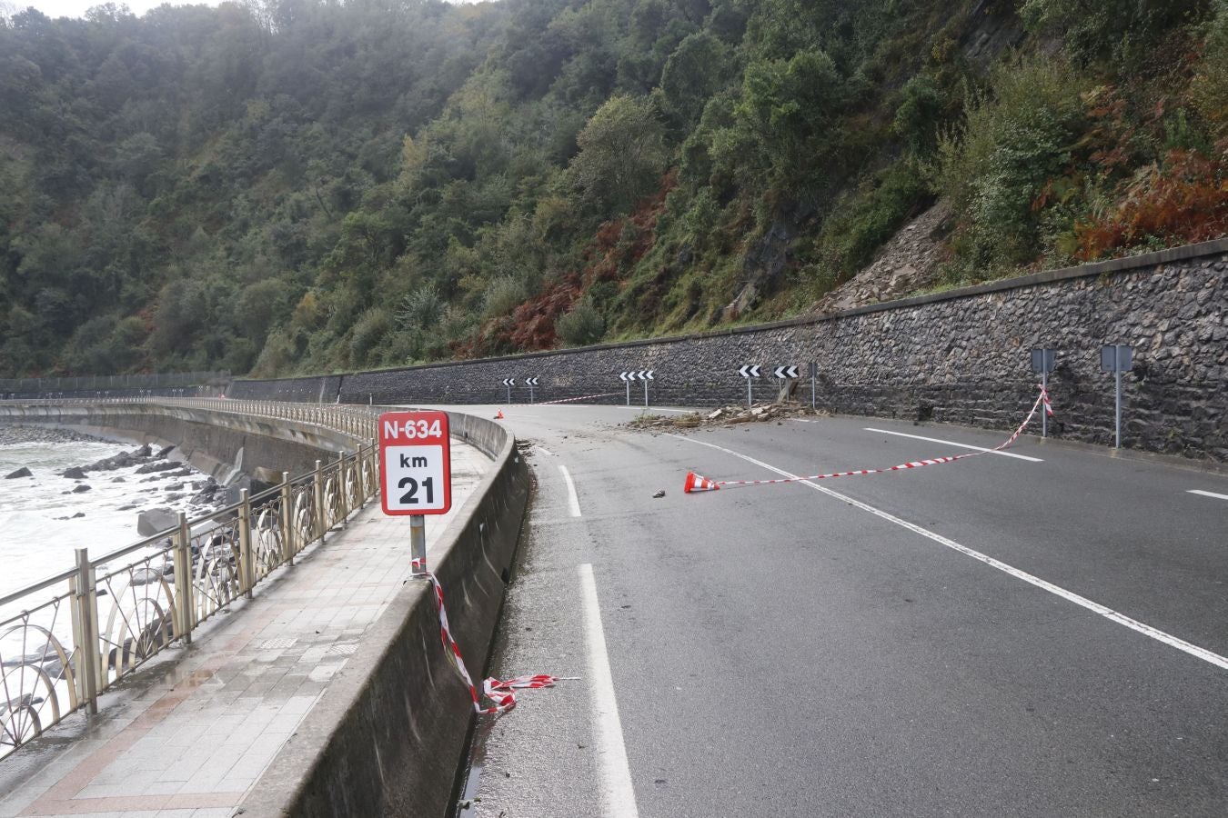 Un gran desprendimiento de rocas producido ha obligado a cortar la carretera durante cinco horas