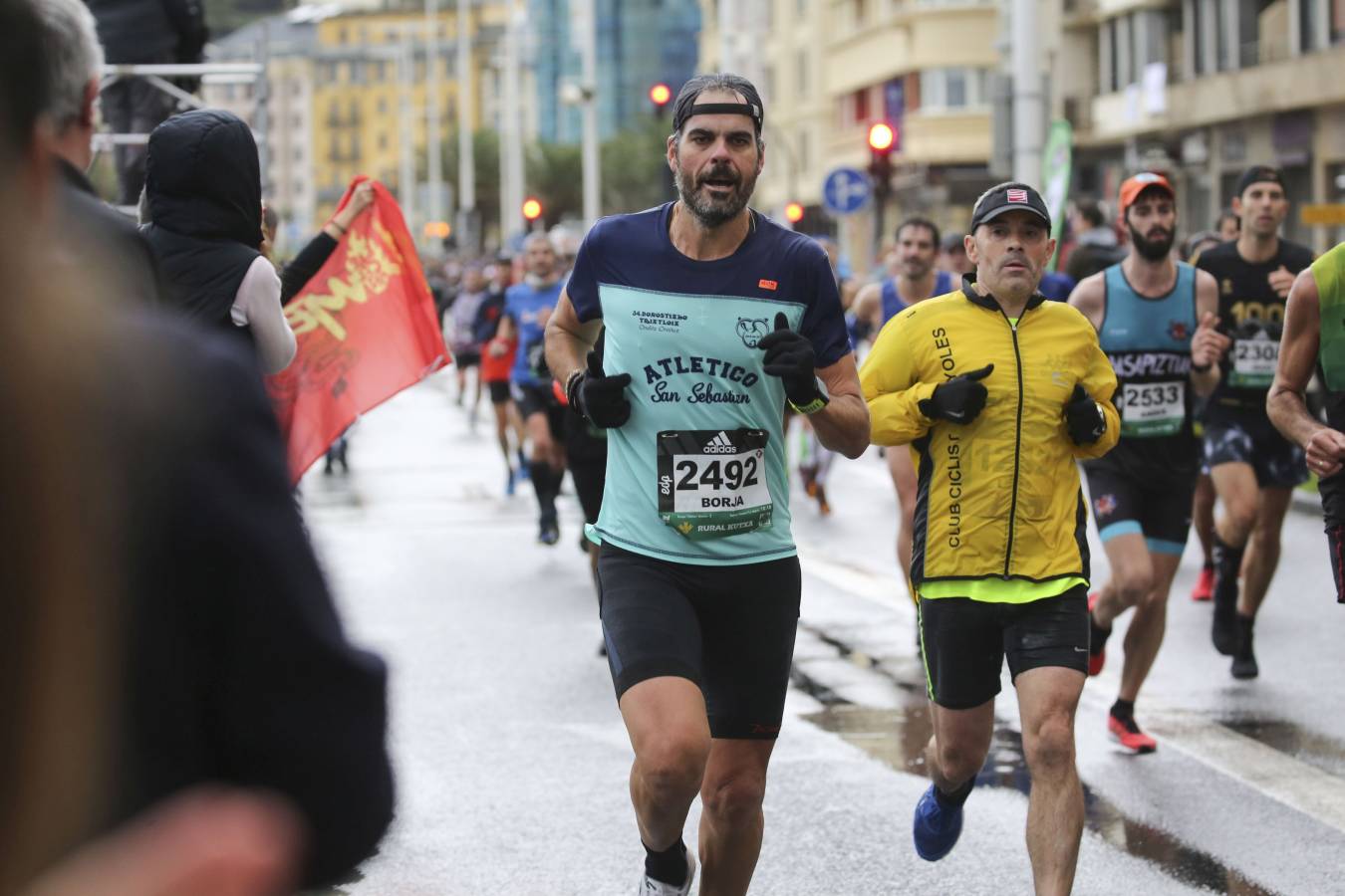 Fotos: Las llegadas a meta de los participantes en la Behobia - San Sebastián