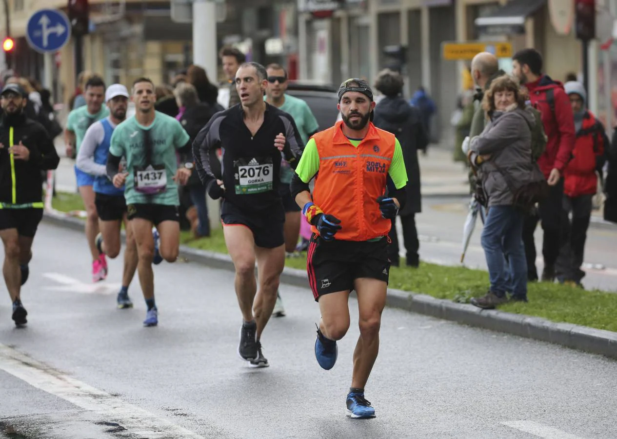 Fotos: Las llegadas a meta de los participantes en la Behobia - San Sebastián