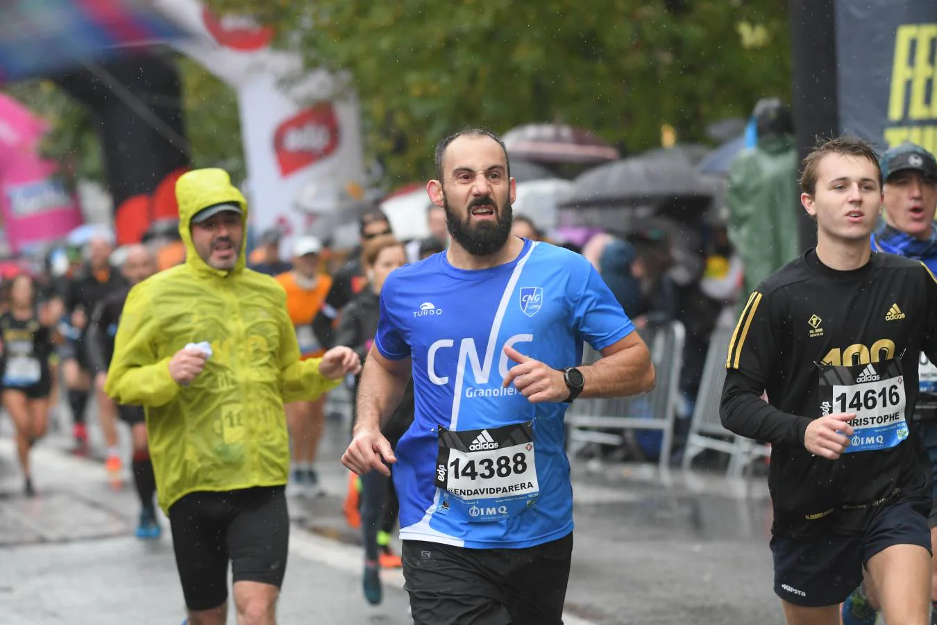 Fotos: Las llegadas a meta de los participantes en la Behobia - San Sebastián