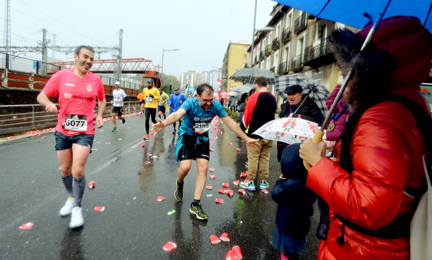 Fotos: Los corredores, a su paso por Pasaia y Herrera en la Behobia - San Sebastián