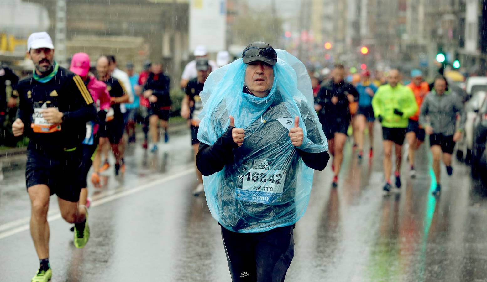 Fotos: Los corredores, a su paso por Pasaia y Herrera en la Behobia - San Sebastián