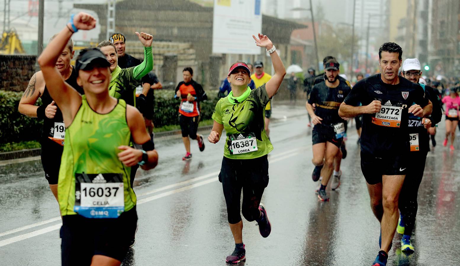 Fotos: Los corredores, a su paso por Pasaia y Herrera en la Behobia - San Sebastián