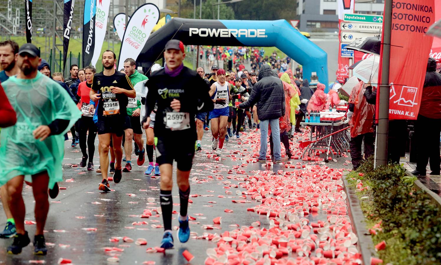 Fotos: Los corredores, a su paso por Pasaia y Herrera en la Behobia - San Sebastián