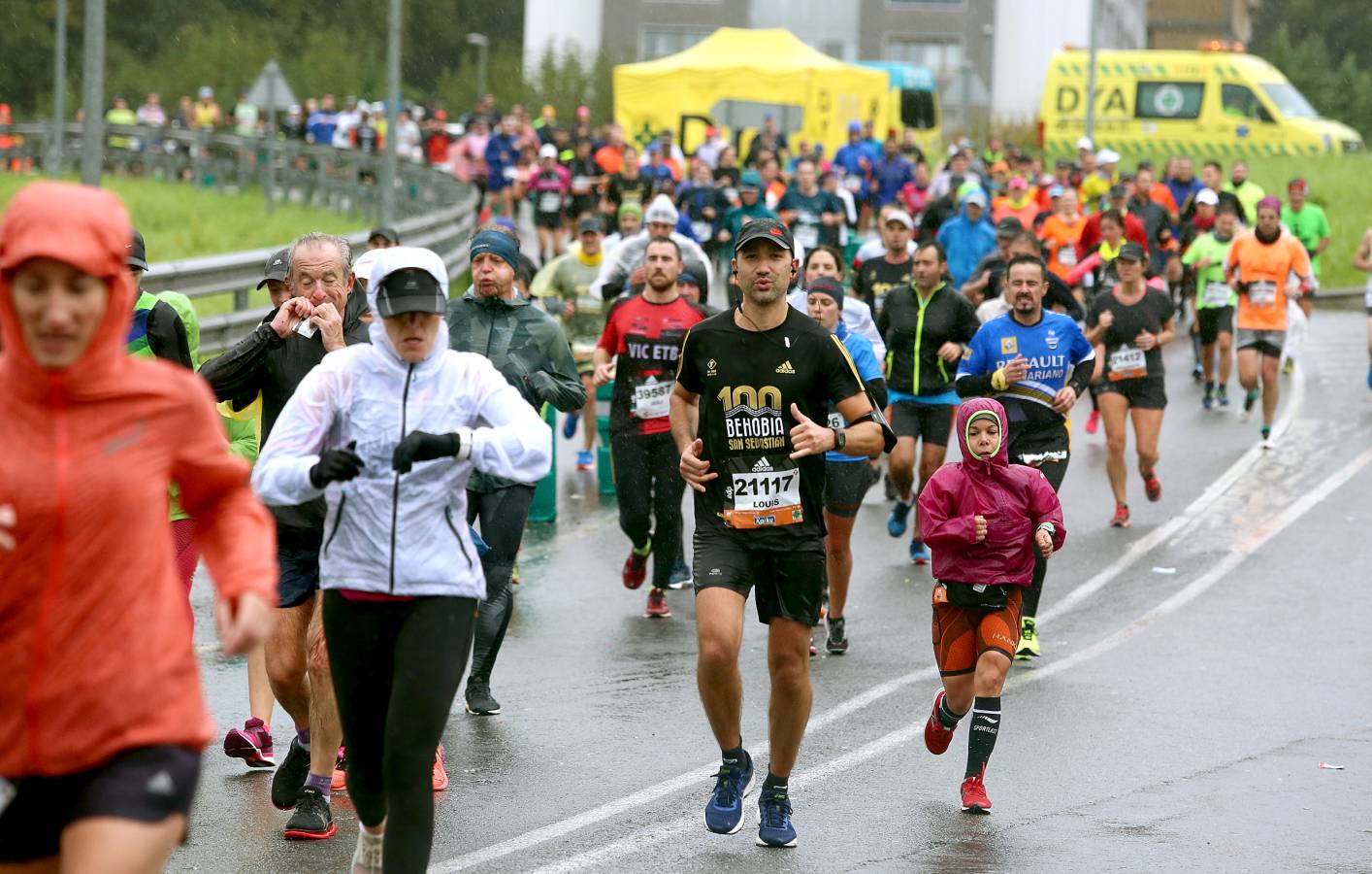 Fotos: Los corredores, a su paso por Pasaia y Herrera en la Behobia - San Sebastián