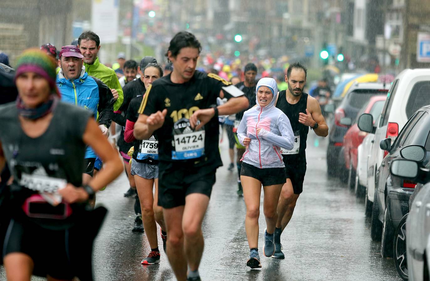 Fotos: Los corredores, a su paso por Pasaia y Herrera en la Behobia - San Sebastián