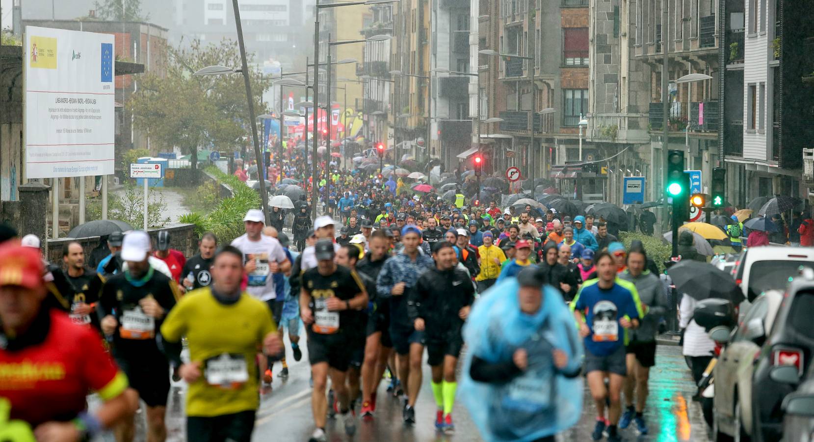 Fotos: Los corredores, a su paso por Pasaia y Herrera en la Behobia - San Sebastián