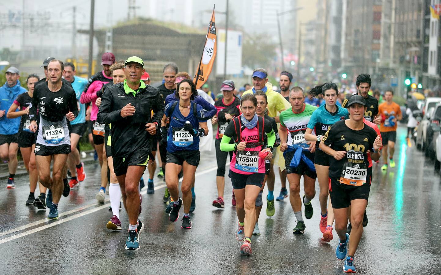 Fotos: Los corredores, a su paso por Pasaia y Herrera en la Behobia - San Sebastián