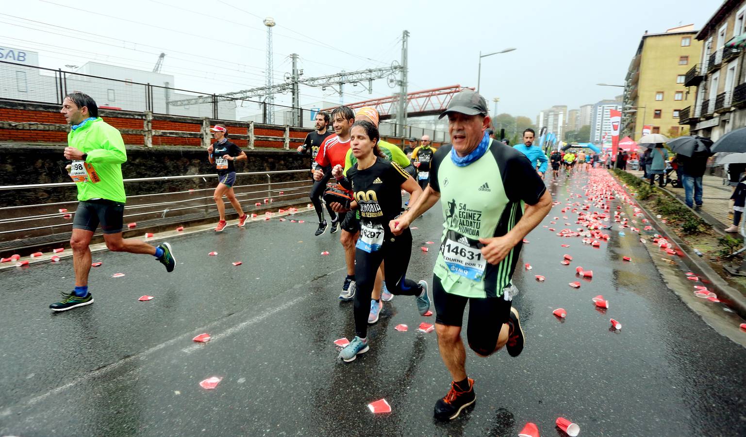 Fotos: Los corredores, a su paso por Pasaia y Herrera en la Behobia - San Sebastián
