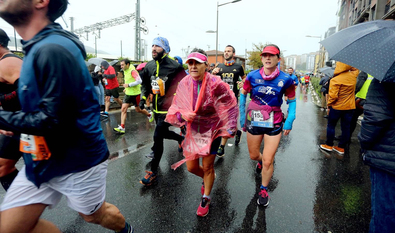 Fotos: Los corredores, a su paso por Pasaia y Herrera en la Behobia - San Sebastián