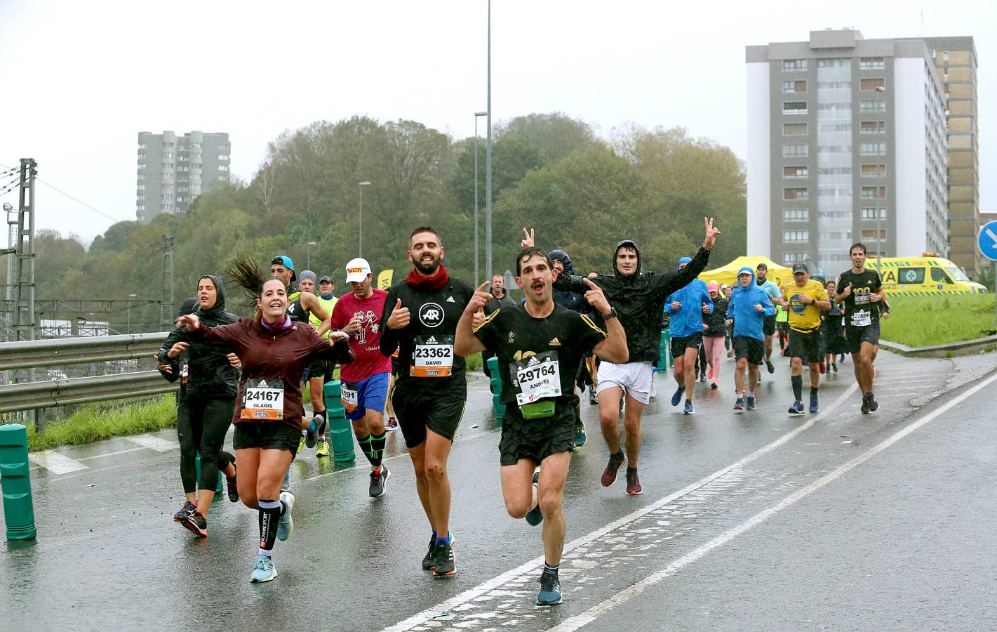 Fotos: Los corredores, a su paso por Pasaia y Herrera en la Behobia - San Sebastián