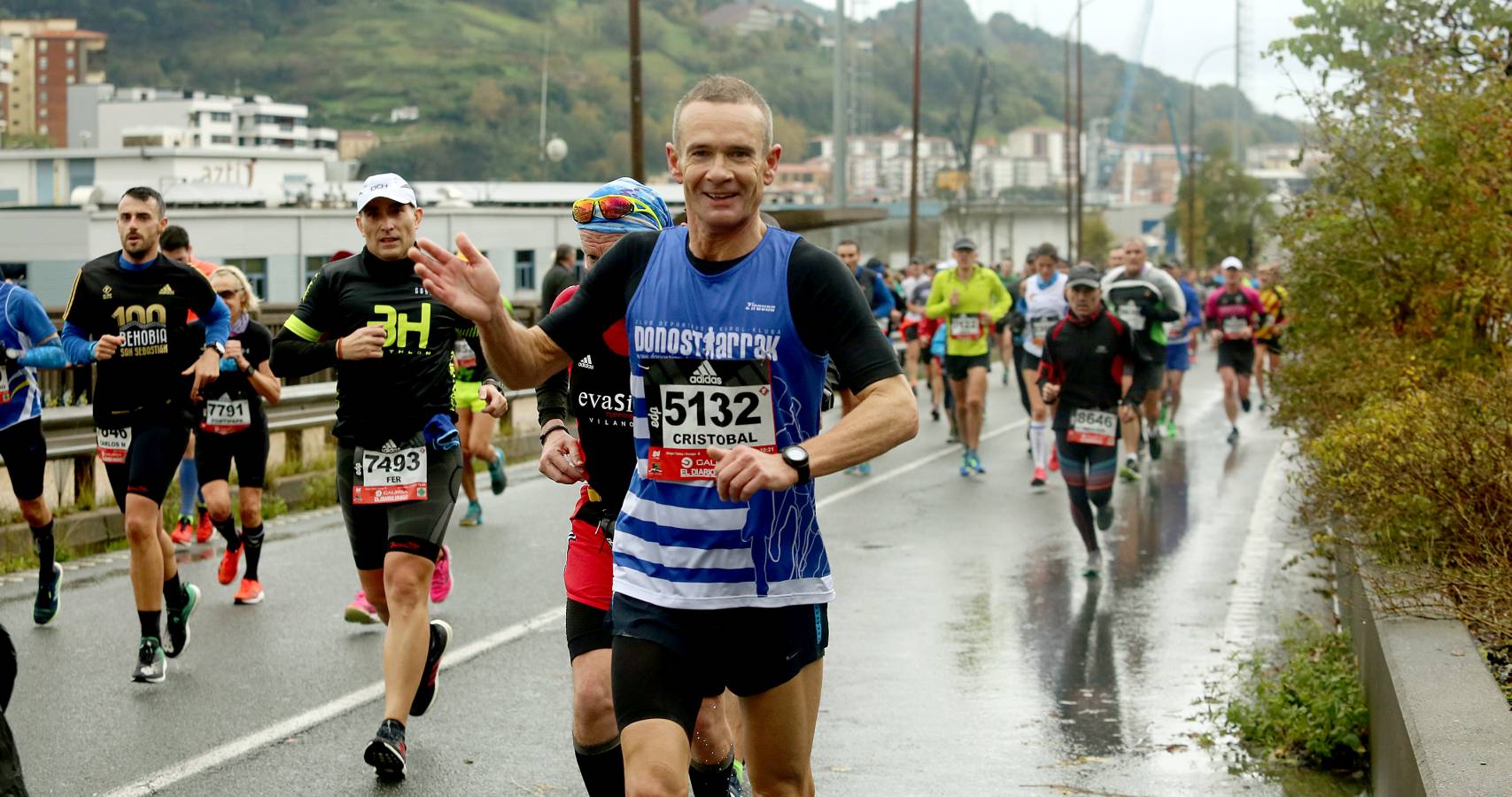 Fotos: Los corredores, a su paso por Pasaia y Herrera en la Behobia - San Sebastián