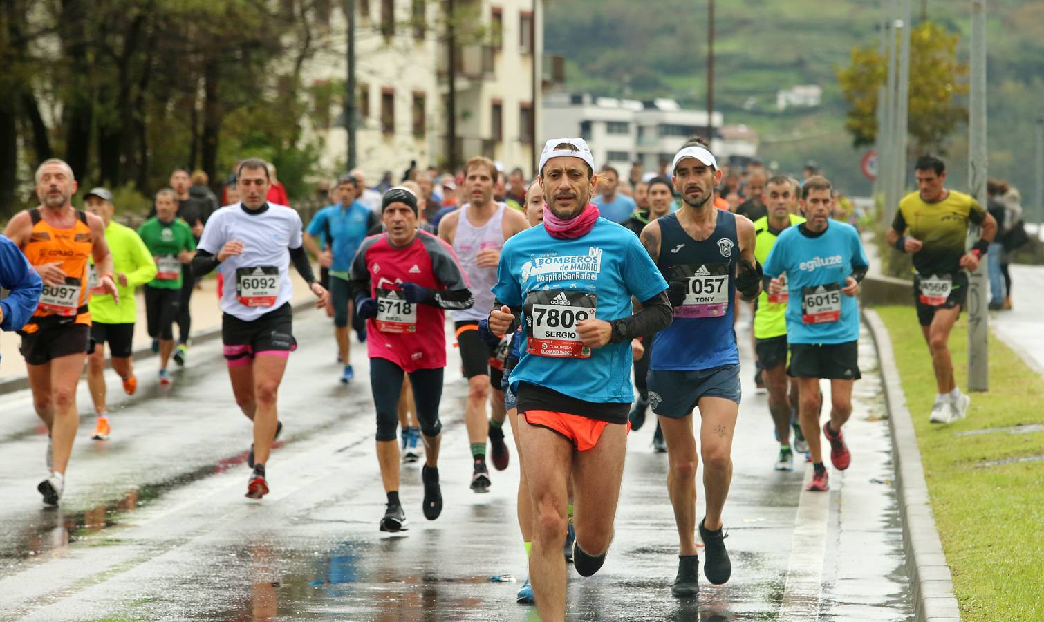Fotos: Los corredores, a su paso por Pasaia y Herrera en la Behobia - San Sebastián